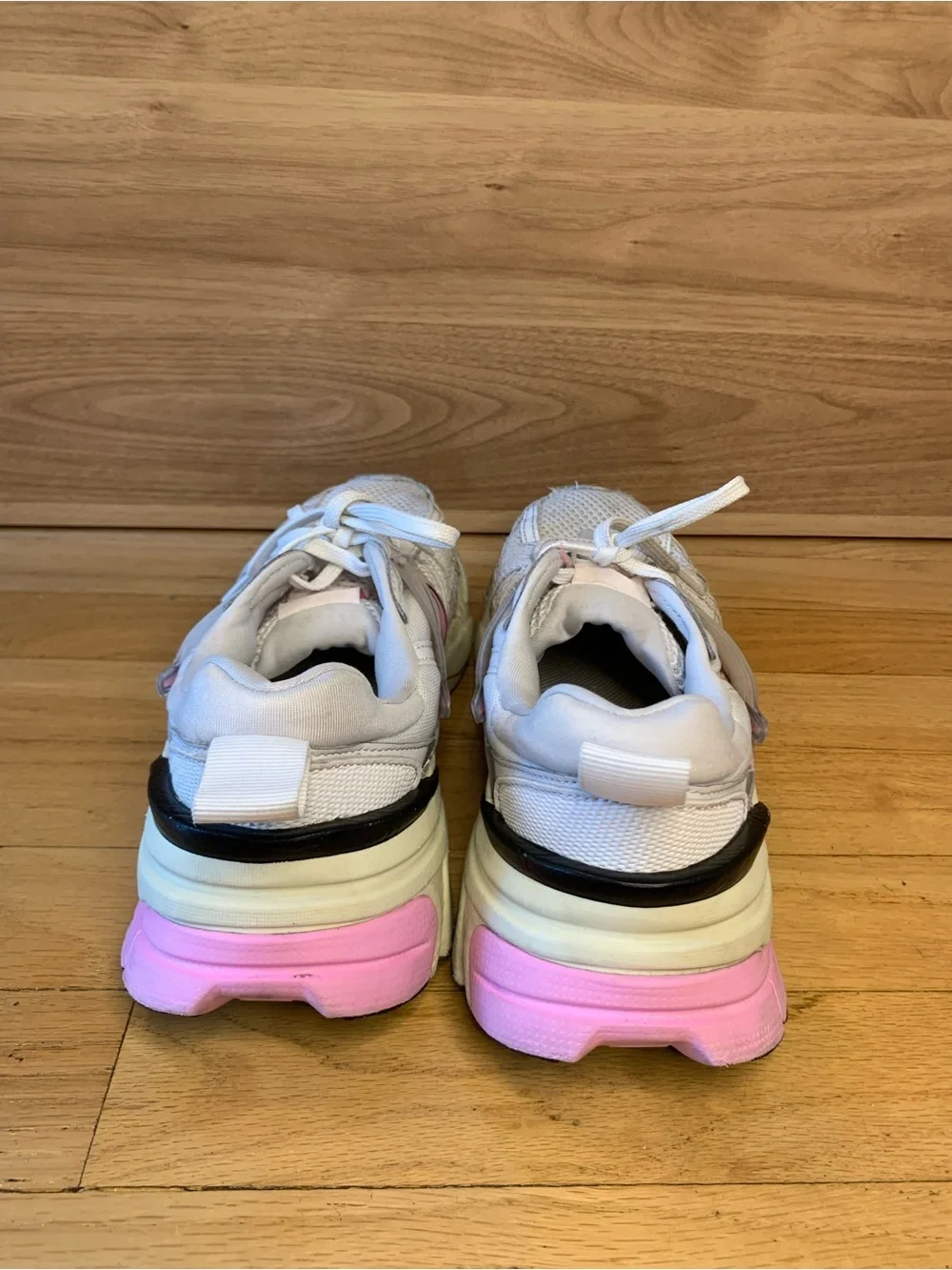 Nike V2K Run Women's Run Sneakers in White and Pink - Size 9